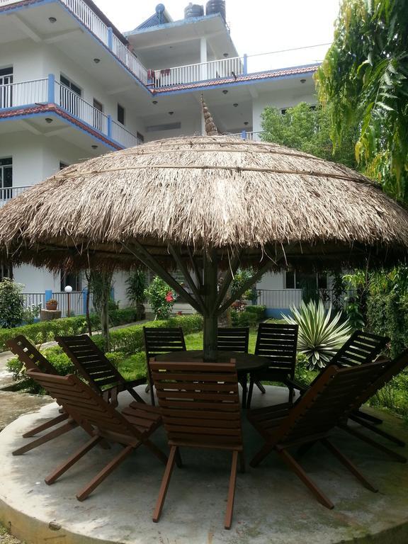 Hotel Shiva'S Dream Sauraha Exteriör bild