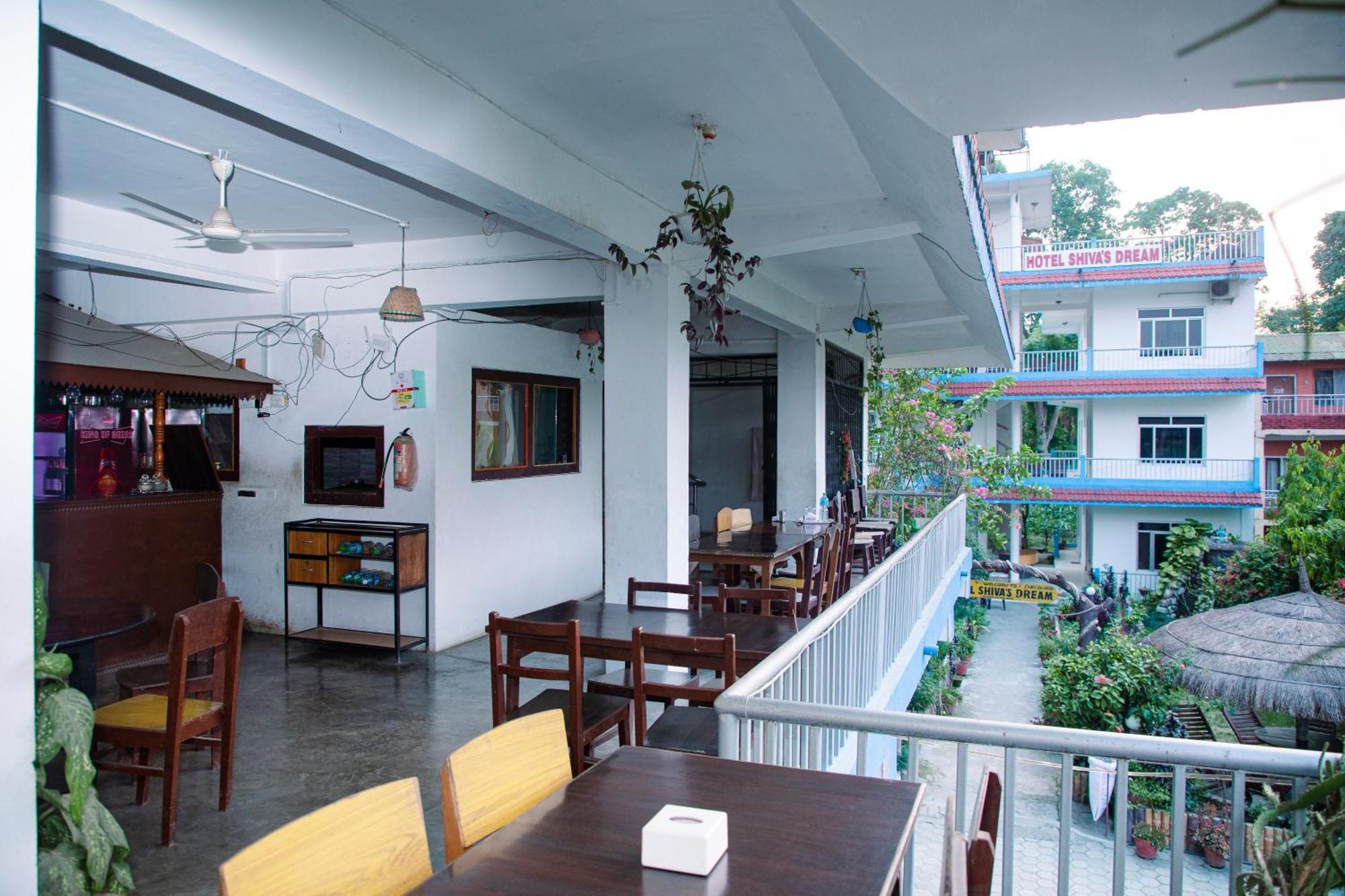 Hotel Shiva'S Dream Sauraha Exteriör bild