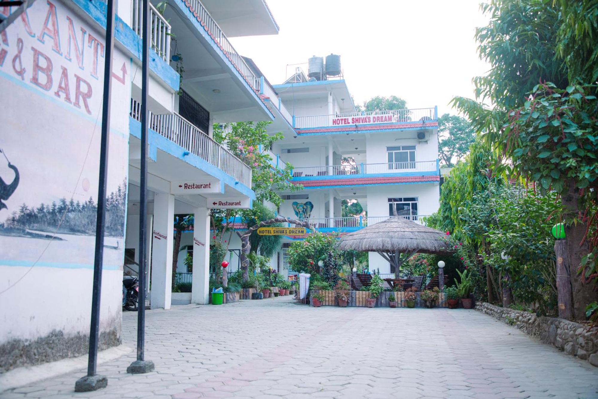 Hotel Shiva'S Dream Sauraha Exteriör bild