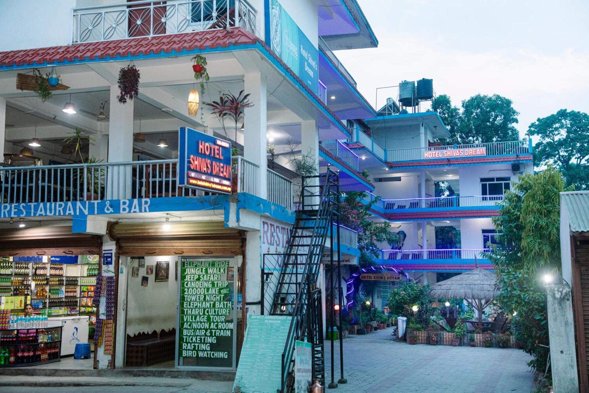 Hotel Shiva'S Dream Sauraha Exteriör bild