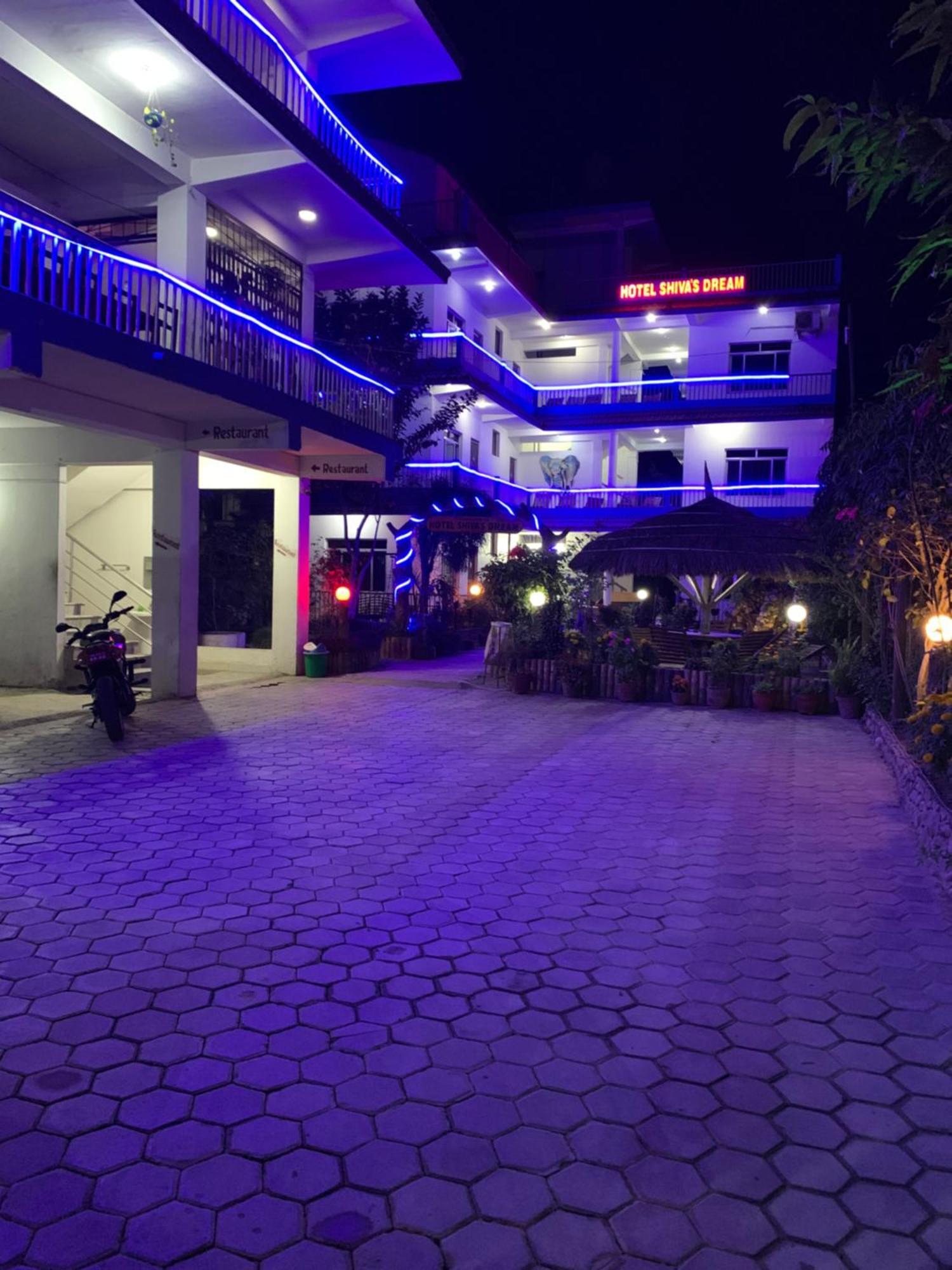 Hotel Shiva'S Dream Sauraha Exteriör bild
