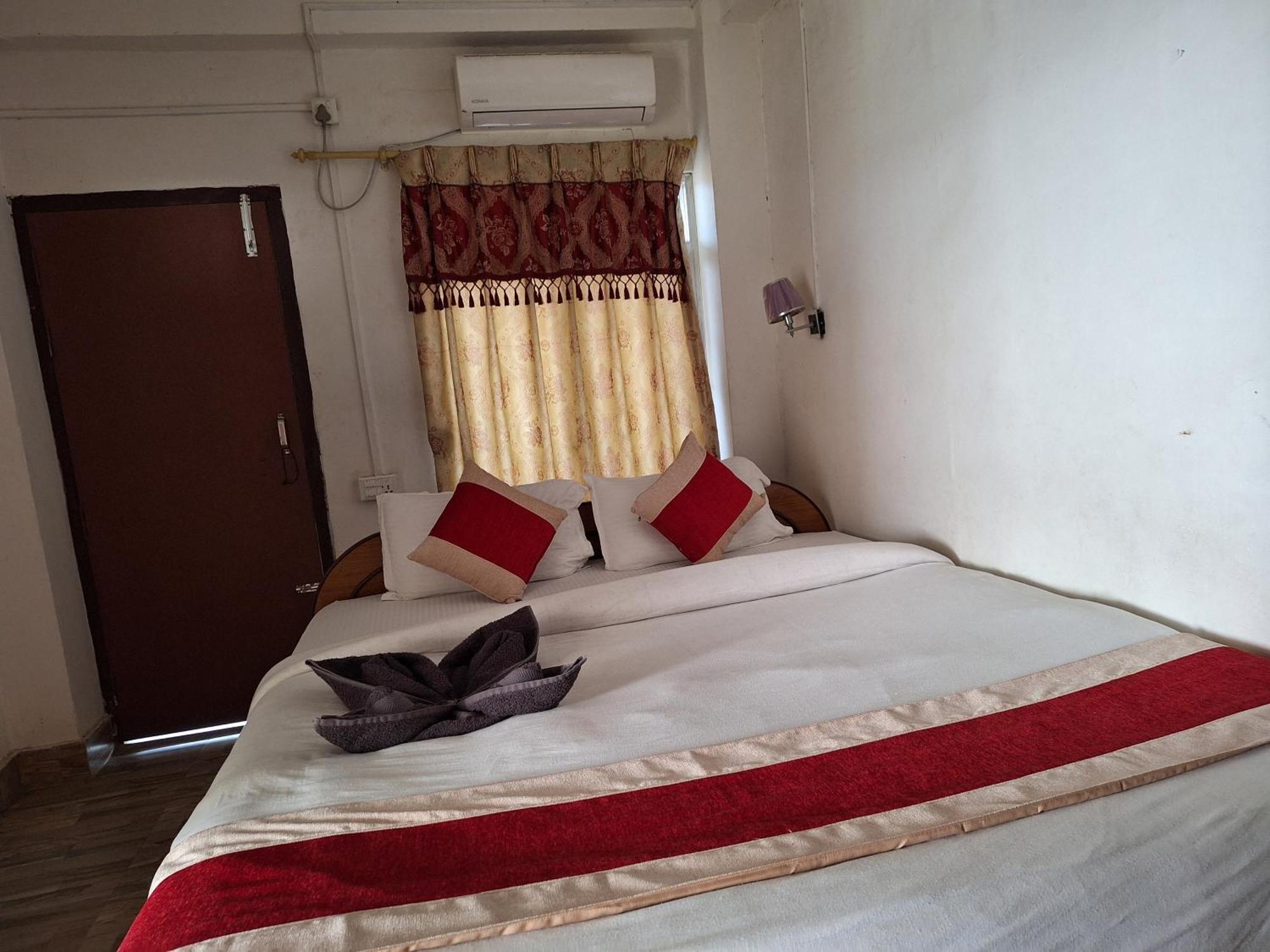 Hotel Shiva'S Dream Sauraha Exteriör bild