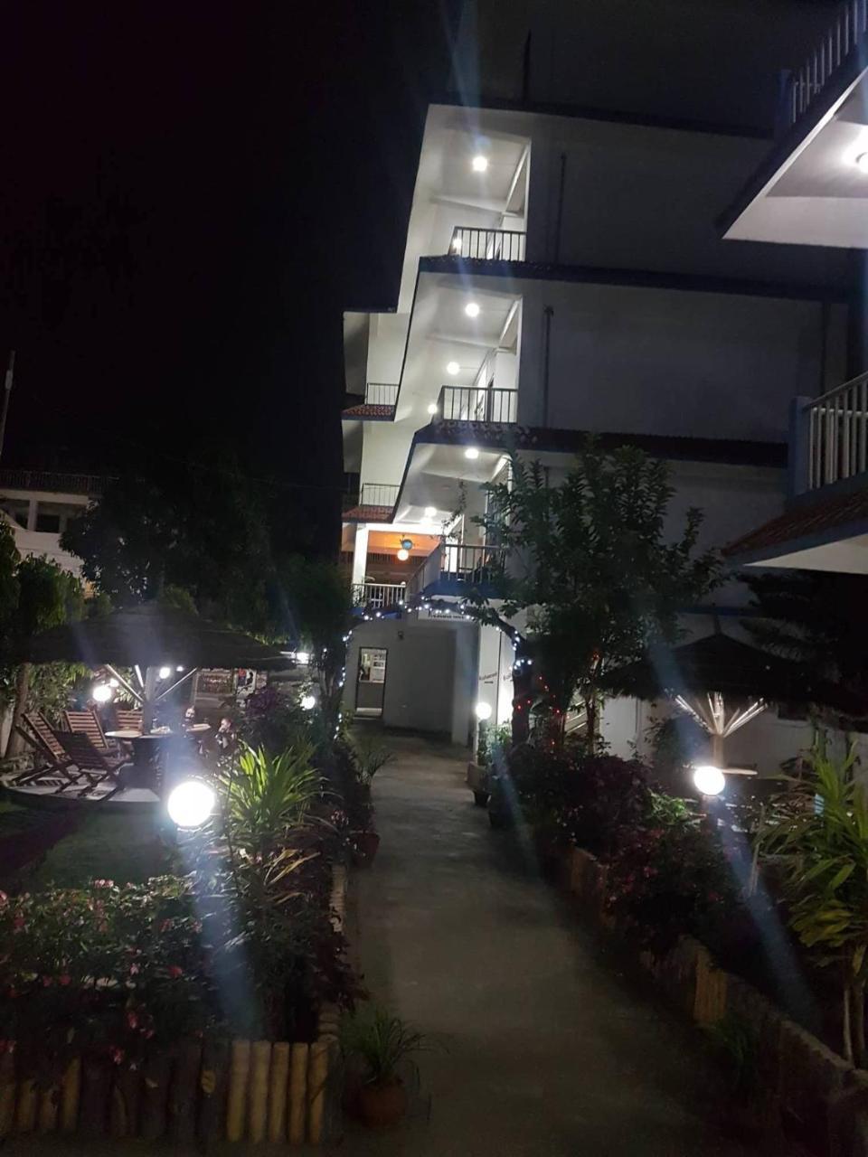 Hotel Shiva'S Dream Sauraha Exteriör bild